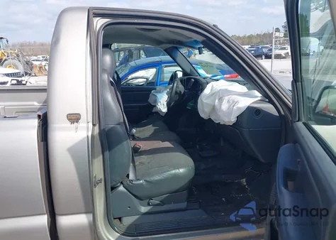 2000 Chevrolet Silverado 1500 z USA, uszkodzony, nr VIN 1GCEC14V5YE423437